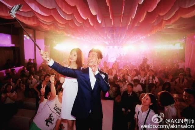 资生堂新片记者会上，AKIN老师与&ldquo; 尹新月大小姐&rdquo;赵丽颖现场玩起了自拍，小心佛爷吃醋哦。RootSense根元