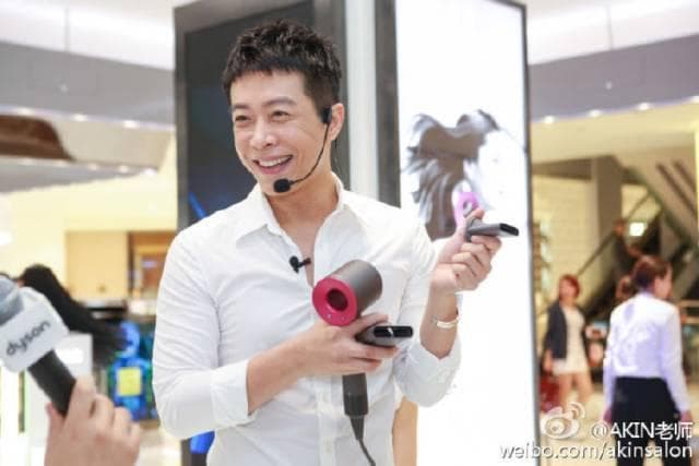 3000大洋的戴森吹风机那么美又那么贵，AKIN老师作为戴森吹风机新品发布会的首席造型指导，带领大家领略戴森吹风机的独特魅力。RootSense根元